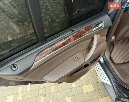 Серый БМВ Х5, объемом двигателя 3 л и пробегом 320 тыс. км за 16900 $, фото 65 на Automoto.ua