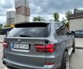 Серый БМВ Х5, объемом двигателя 3 л и пробегом 300 тыс. км за 16000 $, фото 1 на Automoto.ua