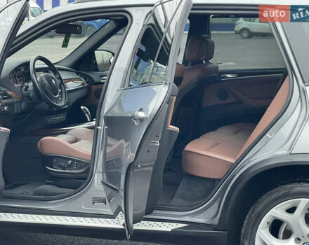 Серый БМВ Х5, объемом двигателя 3 л и пробегом 328 тыс. км за 16950 $, фото 3 на Automoto.ua