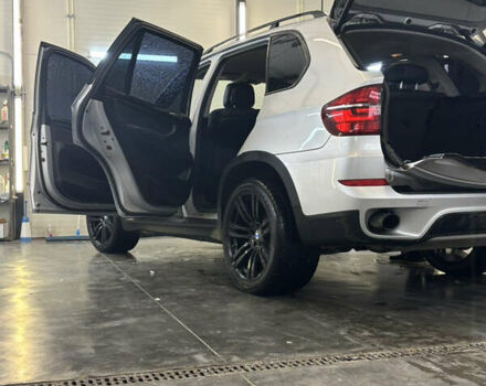 Серый БМВ Х5, объемом двигателя 2.98 л и пробегом 275 тыс. км за 13000 $, фото 9 на Automoto.ua