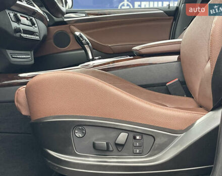 Серый БМВ Х5, объемом двигателя 3 л и пробегом 328 тыс. км за 16950 $, фото 18 на Automoto.ua