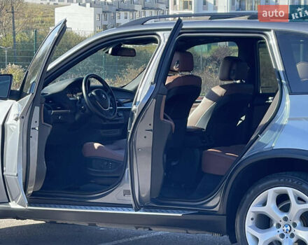 Серый БМВ Х5, объемом двигателя 3 л и пробегом 328 тыс. км за 16999 $, фото 1 на Automoto.ua