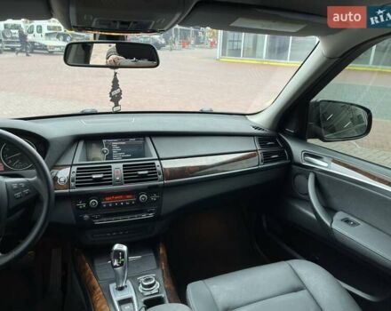 Серый БМВ Х5, объемом двигателя 3 л и пробегом 255 тыс. км за 12992 $, фото 37 на Automoto.ua