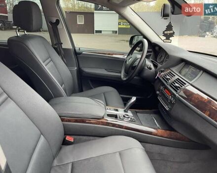 Серый БМВ Х5, объемом двигателя 3 л и пробегом 255 тыс. км за 12992 $, фото 28 на Automoto.ua