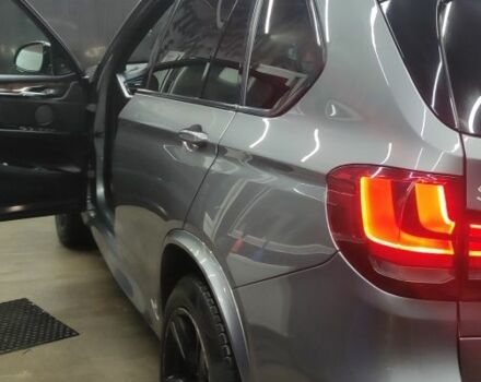 Серый БМВ Х5, объемом двигателя 3 л и пробегом 195 тыс. км за 26000 $, фото 2 на Automoto.ua