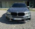 Серый БМВ Х5, объемом двигателя 3 л и пробегом 290 тыс. км за 29500 $, фото 1 на Automoto.ua