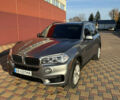 Серый БМВ Х5, объемом двигателя 2 л и пробегом 107 тыс. км за 29999 $, фото 1 на Automoto.ua
