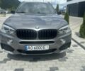 Серый БМВ Х5, объемом двигателя 3 л и пробегом 167 тыс. км за 40000 $, фото 1 на Automoto.ua