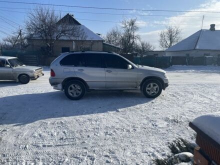 Серый БМВ Х5, объемом двигателя 3 л и пробегом 500 тыс. км за 4000 $, фото 1 на Automoto.ua