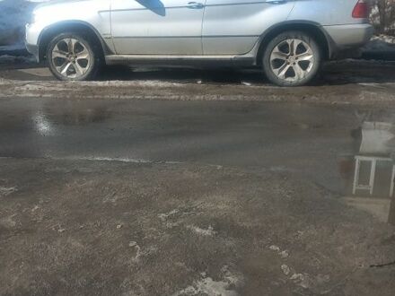 Серый БМВ Х5, объемом двигателя 3 л и пробегом 430 тыс. км за 7800 $, фото 1 на Automoto.ua