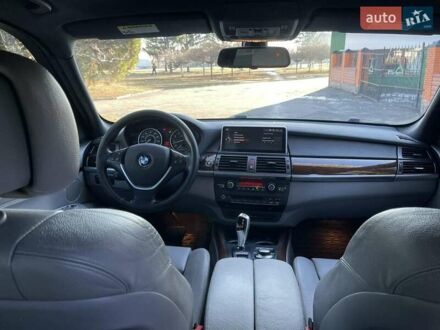 Серый БМВ Х5, объемом двигателя 3 л и пробегом 306 тыс. км за 12000 $, фото 1 на Automoto.ua