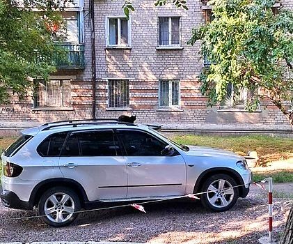 Серый БМВ Х5, объемом двигателя 3 л и пробегом 300 тыс. км за 11500 $, фото 1 на Automoto.ua