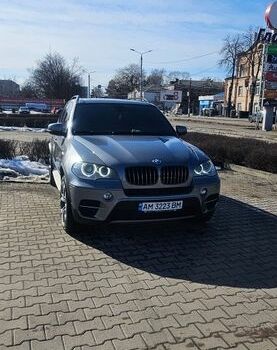 Серый БМВ Х5, объемом двигателя 3 л и пробегом 249 тыс. км за 23300 $, фото 1 на Automoto.ua