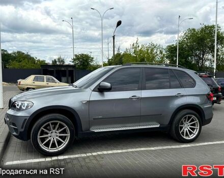 Серый БМВ Х5, объемом двигателя 3 л и пробегом 300 тыс. км за 16000 $, фото 1 на Automoto.ua