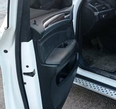 Белый БМВ Х6, объемом двигателя 4.39 л и пробегом 180 тыс. км за 8500 $, фото 7 на Automoto.ua