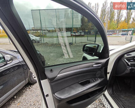 Белый БМВ Х6, объемом двигателя 3 л и пробегом 152 тыс. км за 16000 $, фото 12 на Automoto.ua
