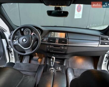 Белый БМВ Х6, объемом двигателя 3 л и пробегом 245 тыс. км за 15650 $, фото 35 на Automoto.ua