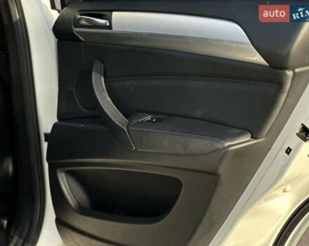 Белый БМВ Х6, объемом двигателя 3 л и пробегом 320 тыс. км за 18850 $, фото 25 на Automoto.ua