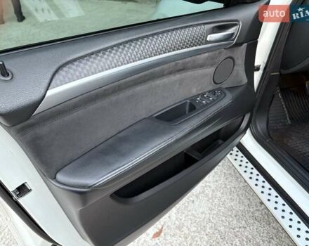 Белый БМВ Х6, объемом двигателя 3 л и пробегом 245 тыс. км за 15650 $, фото 47 на Automoto.ua