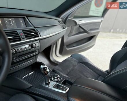 Белый БМВ Х6, объемом двигателя 3 л и пробегом 245 тыс. км за 15650 $, фото 39 на Automoto.ua