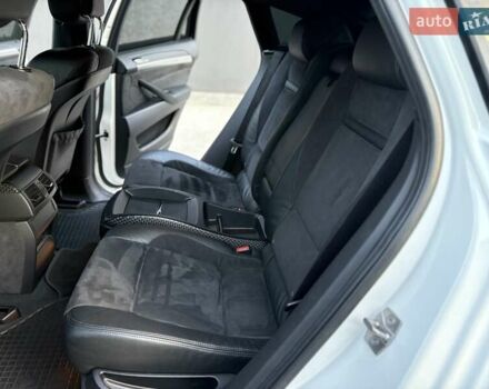 Белый БМВ Х6, объемом двигателя 3 л и пробегом 245 тыс. км за 15650 $, фото 46 на Automoto.ua