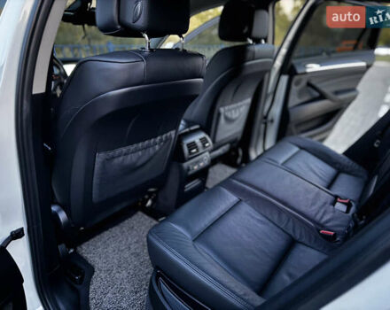 Белый БМВ Х6, объемом двигателя 3 л и пробегом 200 тыс. км за 22800 $, фото 69 на Automoto.ua