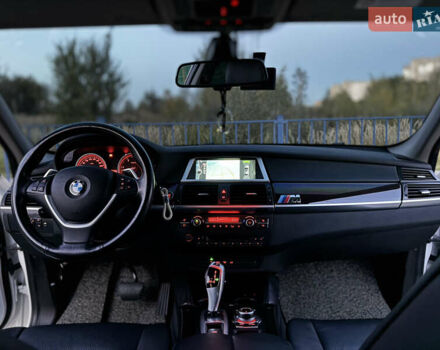 Белый БМВ Х6, объемом двигателя 3 л и пробегом 200 тыс. км за 22800 $, фото 66 на Automoto.ua