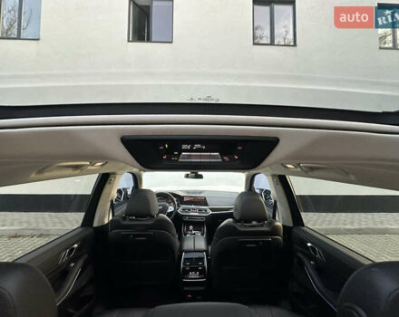 Белый БМВ X7, объемом двигателя 3 л и пробегом 125 тыс. км за 56900 $, фото 24 на Automoto.ua