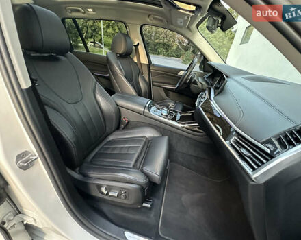 Белый БМВ X7, объемом двигателя 3 л и пробегом 125 тыс. км за 56900 $, фото 15 на Automoto.ua