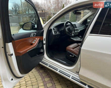 Белый БМВ X7, объемом двигателя 3 л и пробегом 70 тыс. км за 52000 $, фото 6 на Automoto.ua