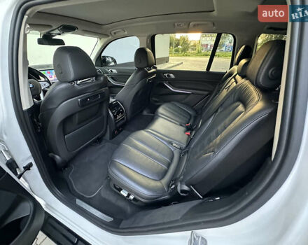 Белый БМВ X7, объемом двигателя 3 л и пробегом 125 тыс. км за 56900 $, фото 18 на Automoto.ua