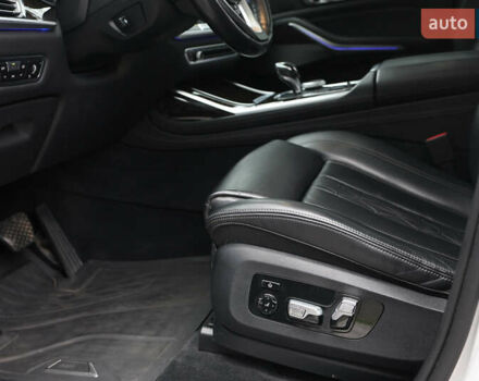 Белый БМВ X7, объемом двигателя 2.99 л и пробегом 141 тыс. км за 61000 $, фото 32 на Automoto.ua