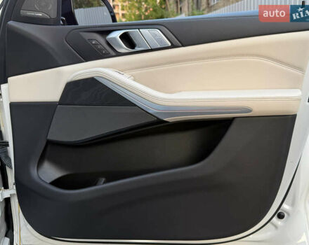 Белый БМВ X7, объемом двигателя 2.99 л и пробегом 83 тыс. км за 83000 $, фото 66 на Automoto.ua