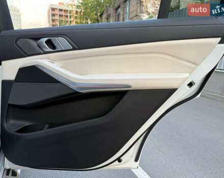 Белый БМВ X7, объемом двигателя 2.99 л и пробегом 83 тыс. км за 83000 $, фото 68 на Automoto.ua