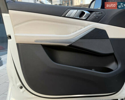 Белый БМВ X7, объемом двигателя 2.99 л и пробегом 83 тыс. км за 83000 $, фото 61 на Automoto.ua