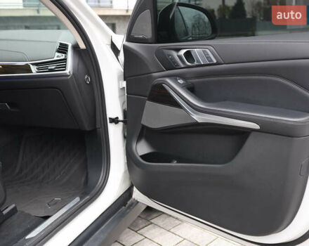 Белый БМВ X7, объемом двигателя 2.99 л и пробегом 141 тыс. км за 61000 $, фото 26 на Automoto.ua