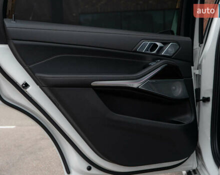 Белый БМВ X7, объемом двигателя 3 л и пробегом 75 тыс. км за 86000 $, фото 35 на Automoto.ua