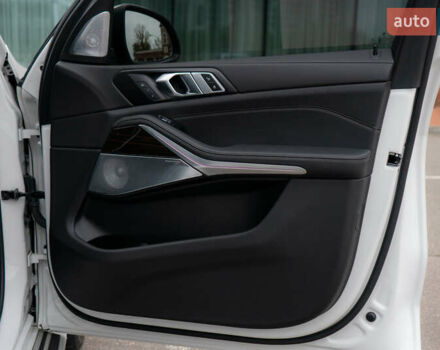 Белый БМВ X7, объемом двигателя 3 л и пробегом 75 тыс. км за 86000 $, фото 50 на Automoto.ua