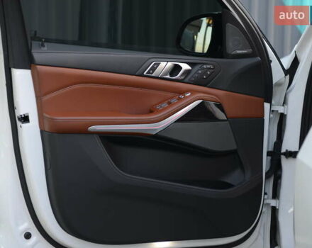 Белый БМВ X7, объемом двигателя 4.39 л и пробегом 80 тыс. км за 137500 $, фото 31 на Automoto.ua