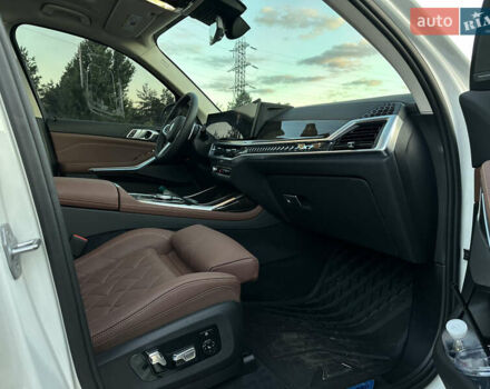 Белый БМВ X7, объемом двигателя 3 л и пробегом 11 тыс. км за 95000 $, фото 17 на Automoto.ua