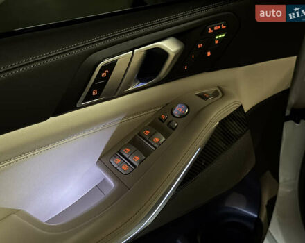 Белый БМВ X7, объемом двигателя 4.39 л и пробегом 35 тыс. км за 149900 $, фото 76 на Automoto.ua