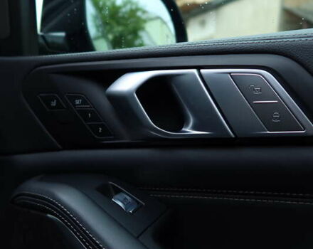 Черный БМВ X7, объемом двигателя 4.39 л и пробегом 77 тыс. км за 85000 $, фото 28 на Automoto.ua