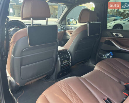 Черный БМВ X7, объемом двигателя 4.39 л и пробегом 25 тыс. км за 105000 $, фото 18 на Automoto.ua