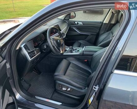 Серый БМВ X7, объемом двигателя 3 л и пробегом 147 тыс. км за 53800 $, фото 26 на Automoto.ua