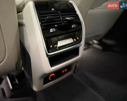 Серый БМВ X7, объемом двигателя 3 л и пробегом 65 тыс. км за 68900 $, фото 23 на Automoto.ua