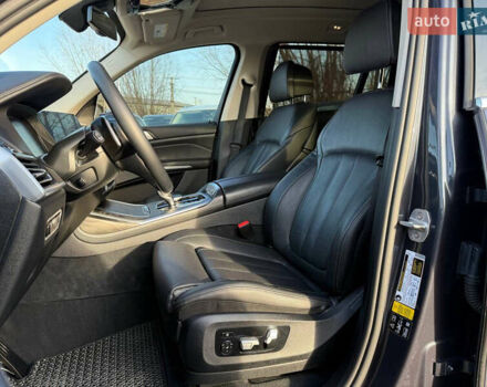 Серый БМВ X7, объемом двигателя 3 л и пробегом 147 тыс. км за 50900 $, фото 18 на Automoto.ua