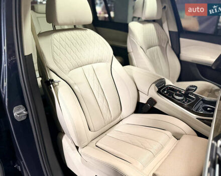 Серый БМВ X7, объемом двигателя 3 л и пробегом 65 тыс. км за 68900 $, фото 13 на Automoto.ua