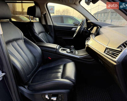 Серый БМВ X7, объемом двигателя 3 л и пробегом 147 тыс. км за 50900 $, фото 28 на Automoto.ua