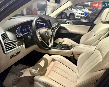 Серый БМВ X7, объемом двигателя 3 л и пробегом 65 тыс. км за 68900 $, фото 28 на Automoto.ua