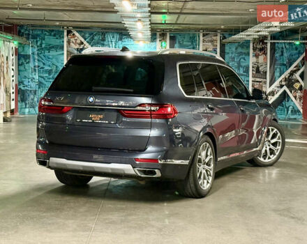 Серый БМВ X7, объемом двигателя 3 л и пробегом 65 тыс. км за 68900 $, фото 2 на Automoto.ua